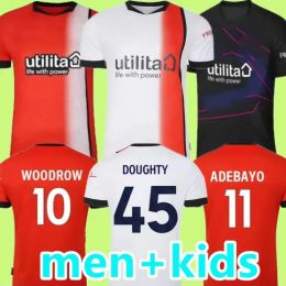 23 24 Maillots de football Luton Bradley Morris Burke Hartson Billy Bingham Curtis Lansbury Donaghy Berry Mick Home Away Troisième Jersey Top Kit de chemise de football Uniforme