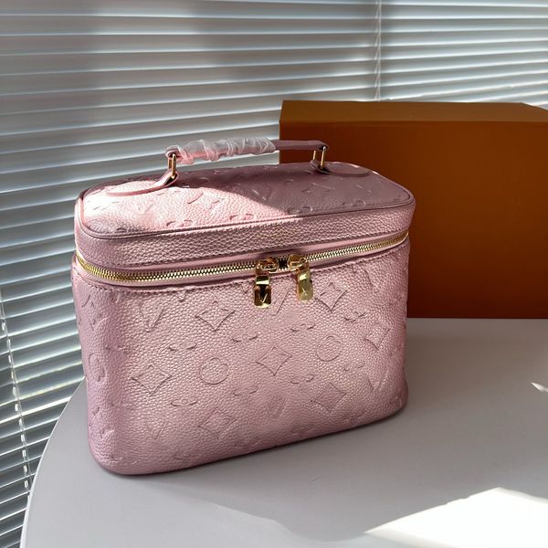 23.5x17cm Motif en relief Femmes Designer Cosmétique Cas Vanity Box Sac avec poignée supérieure Fermeture à glissière dorée Sangle en cuir amovible Épaule Maquillage Sac à main 4 couleurs Sac à main