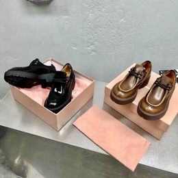 23 Herfst/Winter runway-stijl ultralichte dikke zool Lefu-schoenen klassieke mode gouden micro-label nobel temperament