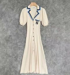 23-robes décontractées Sandro Double S Robe mi-longue en tricot brodée à col en V et manches courtes