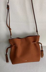 23 sac de créateur nouveaux produits d'automne et d'hiver coooh cm091 andy24 Sac porte-bonheur, sac à pompon en daim, sac de créateur, portefeuille, sac de voyage rétro pour femme, sac de grande capacité marron