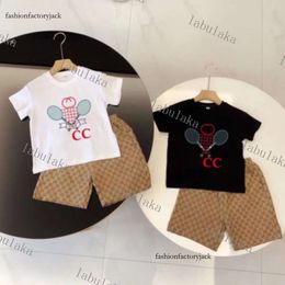 23 Ensembles de vêtements de créateurs de luxe T-shirt pour enfants Blanc Monogrammé Shortt Mode Marque de mode britannique Trésors pour enfants d'été et filles en coton deux pièces 3