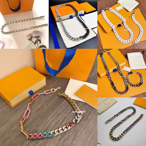 23 NOUVELLES COLORS COLORS CONCEPTION Collier Pendre Cuban Monogramme Jewelry Men de Chaîne et Femme Engagement de chaîne 15 Styles 3011