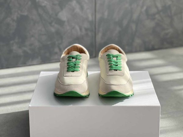 23 nouvelles chaussures de sport décontractées classiques, en cuir de veau mélangé à du daim de mouton et un tissu en maille respirant personnalisé pour les petites chaussures blanches pour femmes