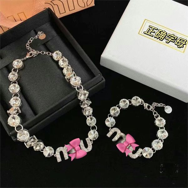 23. Nouveau plein diamant lettre collier cristal clavicule chaîne bracelet dîner sens super brillant tempérament luxe léger avec des femmes standard