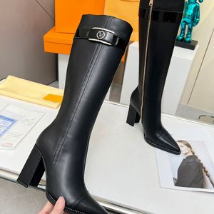 23 Nuevas botas puntiagudas hasta la rodilla para mujer Diseñador de lujo Carta de metal clásica y botas de caballero impresas Cuero genuino Suela grande Sin diapositivas Cremallera Botas de tacón alto para mujer