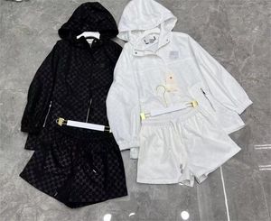 23 Nouveau manteau à capuche imprimé et short en tissu gaufré Haute couture short élastique décontracté ensemble deux pièces