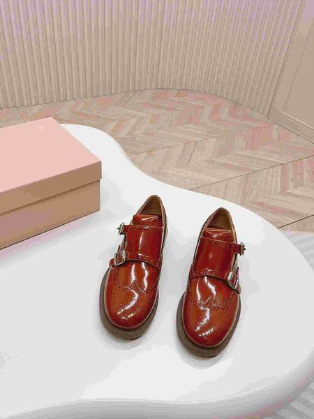 23 nouvelles chaussures de mode rétro, chaussures pour femmes polyvalentes avec des éléments sculptés baroques, chaussures classiques en édition limitée avec plusieurs choix de couleurs
