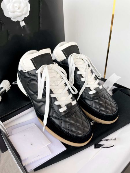 23 nouvelles chaussures de tennis, des baskets haut de gamme, en peau de mouton douce à motif diamant super douce, associées à une grande languette et un double Clogo classique plein de sensation vintage