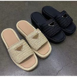 23 seizoen Bestverkochte Schoenen Mode Raffia Flatform Sandalen Geëmailleerde Metalen Driehoek Logo Womens Outdoor Walking Indoor Home Sandalen