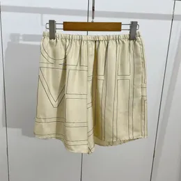 23-Los nuevos pantalones cortos de cintura alta con abertura lateral curvada negra toteme