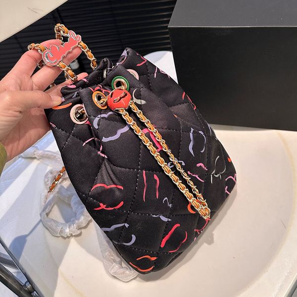 Coloridas letras impresas diseñador mini mochila bolsa de mochila decoración de placa de metal de metal hebilla mataelasse cadena de cuero bolso de hombro 22x17cm