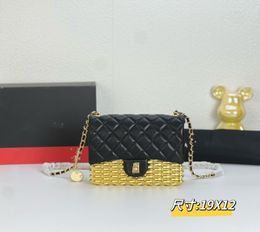 23c Hombro negro y piel de oveja Metal Cadena de moda Hardware tejido Moneda de oro Mini bolso de cena Tamaño 19 Venta al por mayor