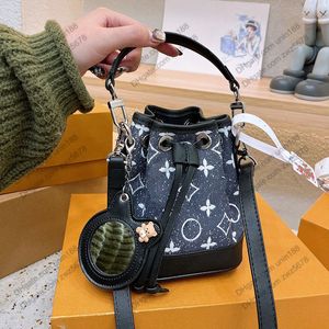 23FW Femmes Luxurys Designers Denim Bleu Mini Totes Sac Sacs à main Cordon Seau Fleurs Shouder Bandoulière Femmes Sac à main Pochette avec petit miroir 16cm