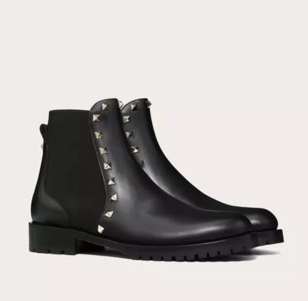 23s Bota Diseñador de lujo Mujer Tacón corto Martens Botín Botín Botas de cuero negro Diseñador con tachuelas Tacón bajo de 20 mm Punta redonda Plataforma de suela de goma con caja 35-43