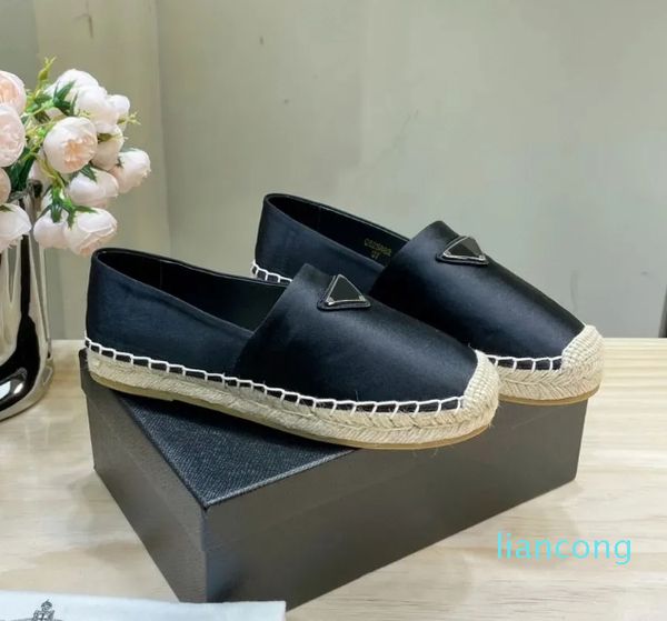 Zapato de lujo hecho a mano con placa triangular de diseño 23S para mujer, calzado informal de lujo para salón de fábrica