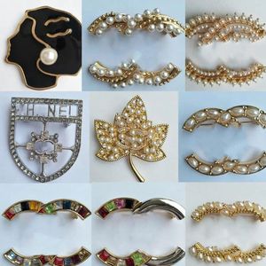 23ss 20stijl 18K Vergulde Koperen Letters Broches Holle Kwastje Vrouwen Luxe Merk Designer Dame Kristal Parel Messing Broche Pins Metalen Sieraden Accessoires Cadeau