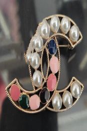 23SS 20Style 18K GOUD GODLATE LITTERS BROOCHES VROUWEN LUXury Brand Designer Lady Crystal Pearl Broche Pins Metal Jewelry Accessories8472915