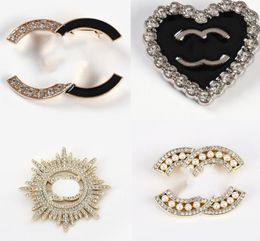 23ss 20style 18K Plaqué Or Lettres Broches Creux Gland Femmes Designer De Luxe Ronde Dame Cristal Perle Laiton Broche Broches En Alliage De Métal Bijoux Accessoires Cadeau