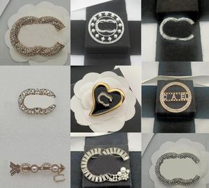 23SS 20Style merkontwerper dubbele letter broche hoogwaardige letters pin vrouwen kristal strass pearl pins bruiloft feest metaal joodse nieuwe stijl