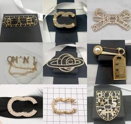 23ss 20style Marque Designer Creux Lettre Broche Lettres De Haute Qualité Pin Femmes Cristal Strass Perle Pins De Noce En Métal Jewerlry Nouveau Style