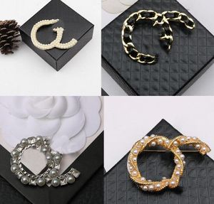 20 estilo Diseñador de lujo Marca Carta Broches Mujeres Hombres 18K Chapado en oro Pasadores de solapa Broche de borla de cristal Perla Pin Fiesta Accesorio de moda