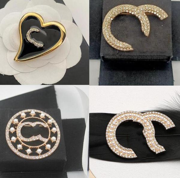 Broches de letras de diseñador de marca de 20 estilos, broche de diamantes de imitación para mujeres famosas, Pin para traje, accesorios de joyería para fiesta y boda