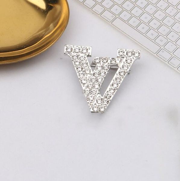 23ss 2color Fashion Brand Designer V Lettres Broches Plaqué Or 18K Broche Cristal Costume Pin Petit Vent Doux Bijoux Accessoires Cadeau De Fête De Mariage