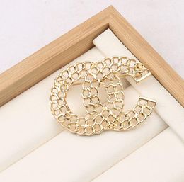 23ss 2color coréen marque de luxe designer lettre broches mode petit vent doux broche creuse fleur costume broche cristal bijoux accessoire mariage