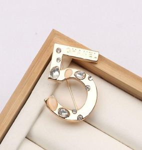 23SS 2 Color Luxury Brand Designer Letters Broches 18K Gold Plated Broche Crystal Suit Pin Small Sweet Wind Fashion Sieraden Access1699910
