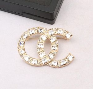 23ss 2color Marque De Luxe Designers Lettres Broches Plaqué Or 18K Broche Cristal Costume Broche Petit Vent Doux Bijoux Accessoires Cadeau De Fête De Mariage