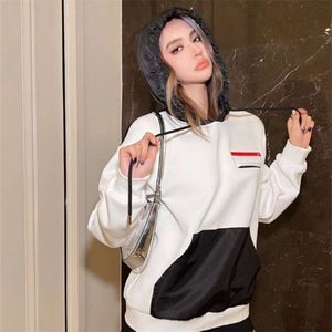 23ss Herfst Nieuwe P Family Sweet Beauty Jurk Rood Gestreepte Hoodie Met Lange Mouwen Modieus en Veelzijdig Zakje Rubber Gestreepte Trui Trendy