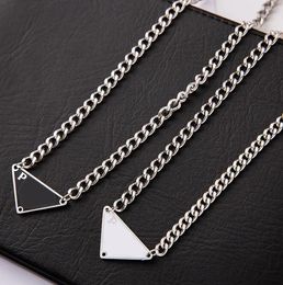 23ss Noir Blanc 2 couleurs Triangle Lettre Pendentif Collier Marque Designer Déclaration Bijoux Titane Acier Colliers Chaîne Hommes Femmes Unisexe Cadeau