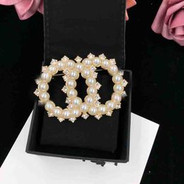 23SS Classic Brooches Women Designer Jewelry Womens for Party Brooch Nouveaux créateurs Pins Pearl Street Fashion avec Diamonds Gold Pin Mens