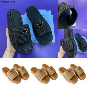 23SS Designer Beach Raphia Flatform Sandales Femmes Chaussures Mode Raphia Flatform tissé Sandales chaudes en plein air Émaillé Triangle en métal marque charme populaire Sandale