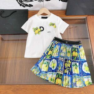 23ss designer merk kids t-shirt rok set Ronde hals Puur katoen logo print Korte mouw Bloemenprint Plooirok pak Zomer nieuwste kinderkleding a1