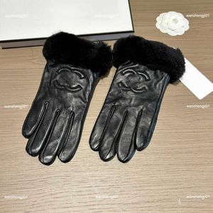 23SS Designer Girl Five Fingers Gants Gants en peau de chèvre pour femmes Doublure en velours Mitaines chaudes Cadeau d'hiver Y compris la boîte de marque