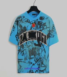 Camiseta de diseñador 23SS para hombre, camiseta de verano de manga corta con estampado artesanal de grafiti hecho a mano, camiseta de lujo suelta desgastada y sucia