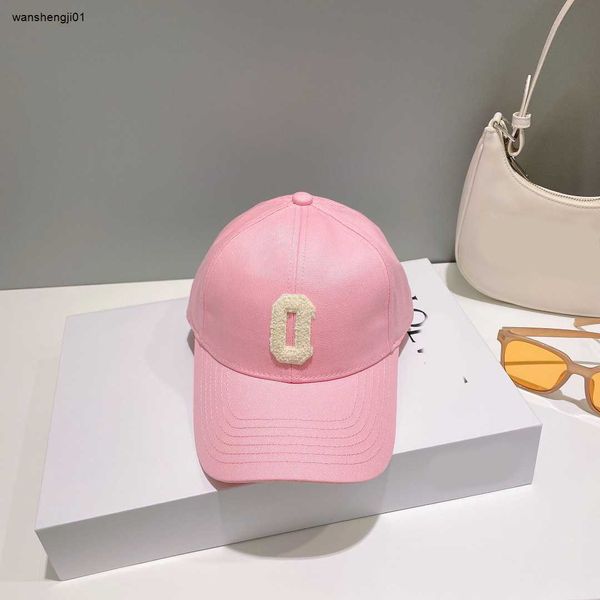 23SS Designer Femmes Hat Logo Forme autocollant Girl Girl Séport gratuit Fode Fond Jolie Cap de balle rose # incluse Boîte de marque