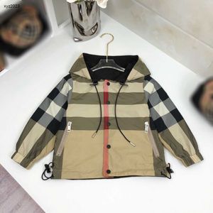 23SS Abrigo de uso de doble cara para niños Moda Chaqueta con capucha para niños Tamaño 100-160 CM Diseño clásico de rayas cruzadas Bebé Otoño Outwear Sep25