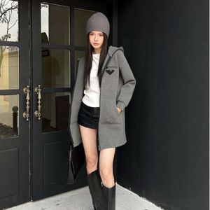 23SS Robe Femme Designer Robes Automne Space de mode Coton Coton Hooded Slinmming Robe Casual Colomb Color Triangle Logo Jupe crayon Womans