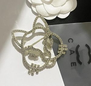 23ss Marca de moda Carta Diseñador Broches Letras de alta calidad Pines Huecos Mujeres Hombres Pin de cristal Fiesta de bodas Accesorios de joyería de metal Regalo con sello de figura