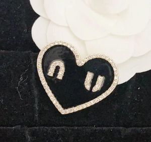 23SS Fashion Brand Letter Designer Broches Letter Pins Pins Hollow Crystal Pearl Pear Party Fiesta de bodas Jewerlry Jewerly Regalo con estampilla de figura