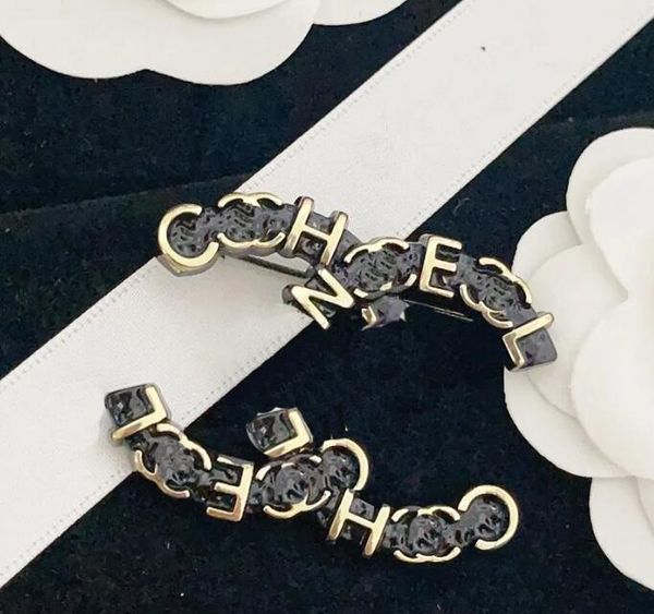 23SS Fashion Brand Letter Designer Brooches Lettres Pins à rebelle Femmes creux hommes Crystal Righestone Pearl Metal Accessoire avec silhouette