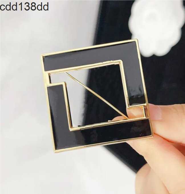 23ss Fashion Brand Letter Designer Brooches High Letters Lapel Pins Women Men Crystal Pearl Pin Wedding Metal Jewerlry Accessories Gift with Figure Stamp