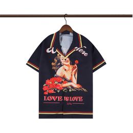 23SS Fashion Hawaii Floral Letter Imprimé Shirts de plage de la plage pour hommes Silk Bowling Shirt Men Summer Short Doby Robe Shirt M-3XL 556