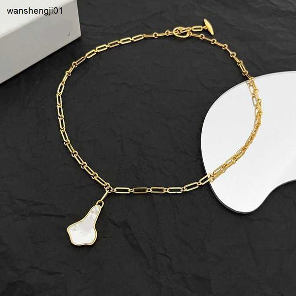 Collier à la mode 23ss pour femmes, chaîne dorée, bijoux exquis, pendentif en résine blanche, boîte incluse, cadeau préféré