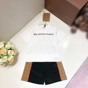 23ss ensembles pour enfants vêtements de créateurs pour enfants Ensemble bébé Col rond Lettre en pur coton logo imprimé T-shirt à manches courtes Épissage en treillis Short taille élastique convient aux vêtements de bébé