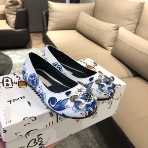 23ss zapatos de diseñador para niños Zapatos para niños marca niñas Zapatos de princesa de primavera verano Clásico Porcelana azul y blanca combinada con diamantes sandalias planas tamaño 26-35