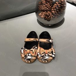 23ss Zapatos para niños sandalias para niñas zapatos de diseñador para niños marca verano Parte inferior plana Celosía clásica Pajarita zapatos de princesa sandalias tamaño 20-25 niños grandes zapatos para niños